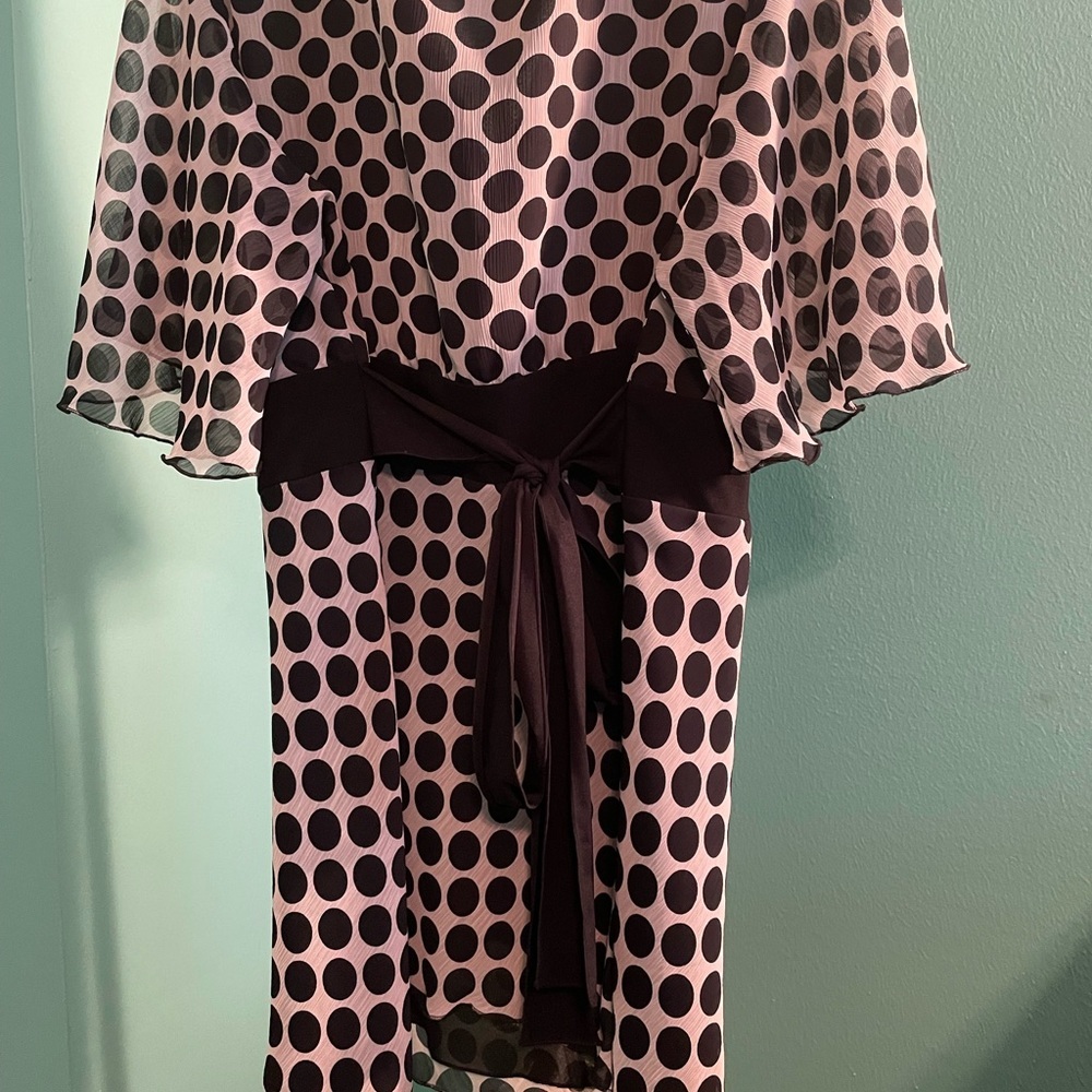 New York City Design Co. EUC size 22/24W white with black dots. V-neck & has tie - Picture 2 of 11